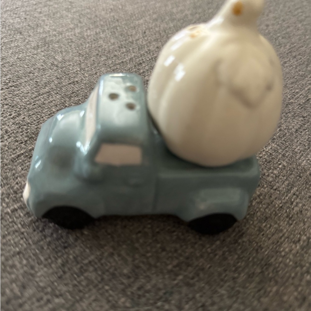 Blue truck with white pumpkin salt and pepper shakers G8